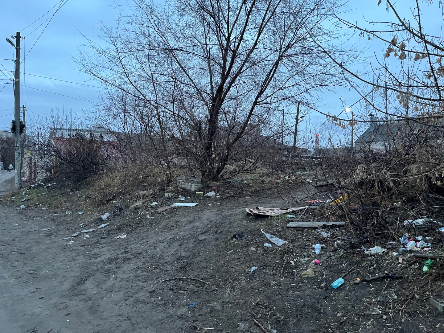 Продается земельный участок 5,2 сотки в черте города по ул. Казанская – отличное место для строительства дома вашей мечты! Участок расположен в удобном месте с развитой инфраструктурой. На участке уже подведены коммуникации: вода, газ проходит по меже, и есть доступ к централизованному водоснабжению