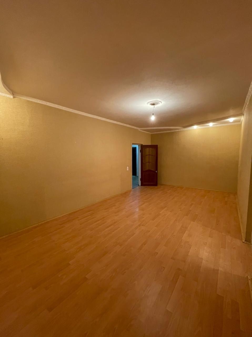 Продаётся просторная трёхкомнатная квартира 81 кв.м. в центре Белой Калитвы, по ул. Коммунистическая. Это идеальное место для комфортной семейной жизни, расположенное в шаговой доступности от магазинов, школы и детского сада.

Квартира отличается удобной планировкой с большими раздельными комнатами,