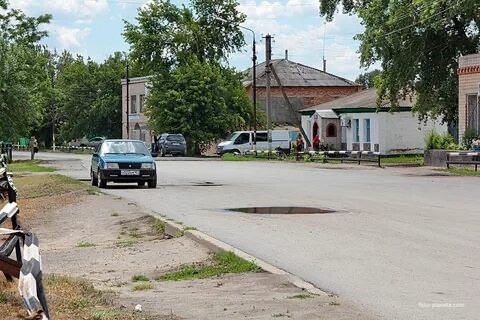 Продается дом в Белокалитвинском районе, село Литвиновка по ул. Буденного. Удобства в доме. Дом в хорошем состоянии. В доме четыре комнаты. Газ в доме. Земельный участок 30 соток. На земельном участке расположены хоз. постройки. Много разнообразных плодоносных ягодных деревьев, цветы.Рядом магазины,