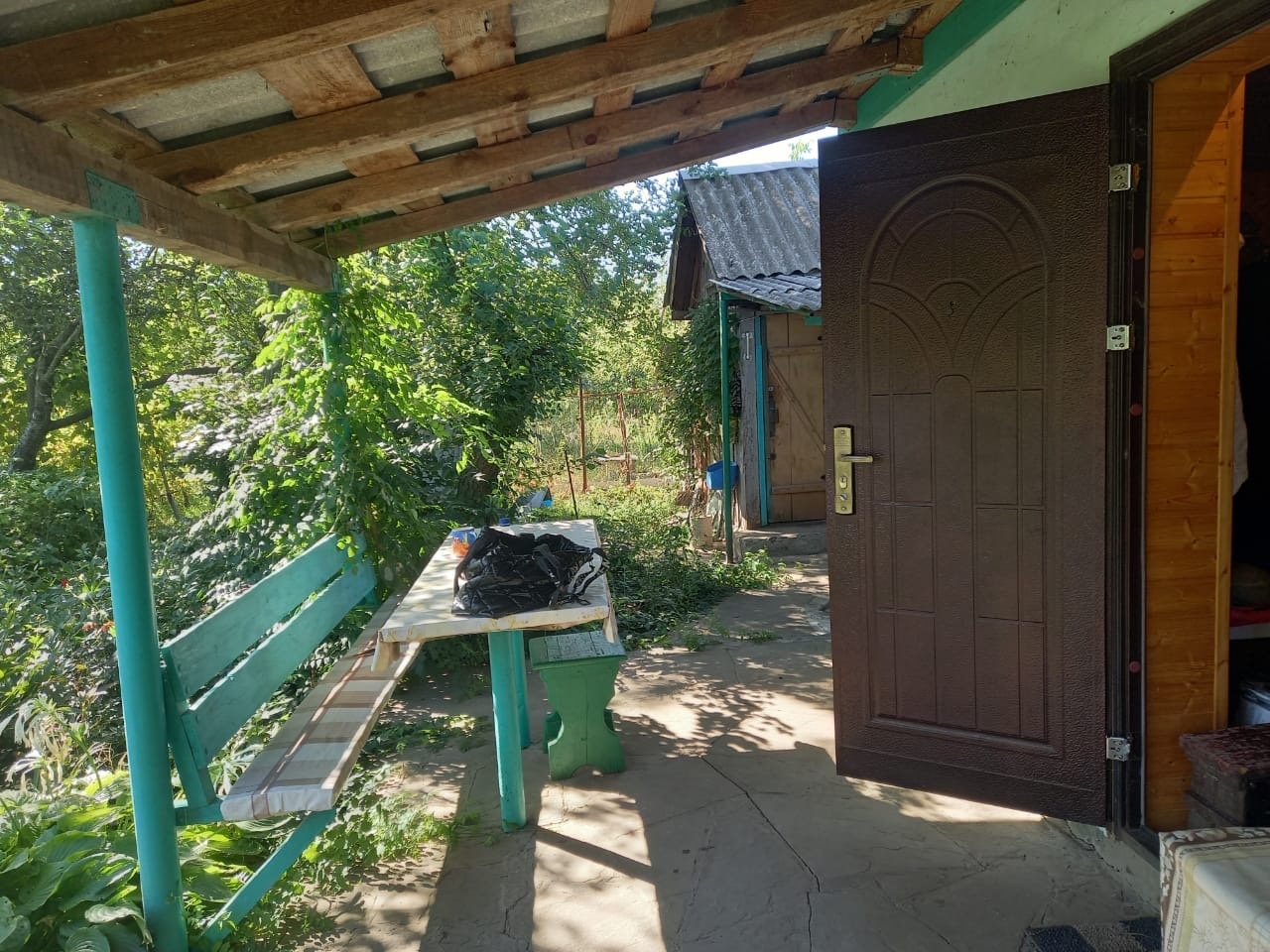 Предлагается к продаже дача на БКМПО 2 по ул. Центральная.  На участке располагается дачный домик, скважина, газ рядом, сарай, душ, емкость. Разнообразные плодовые деревья ( яблони, груши,сливы, персик, малина, смородина, клубника. Много цветов.