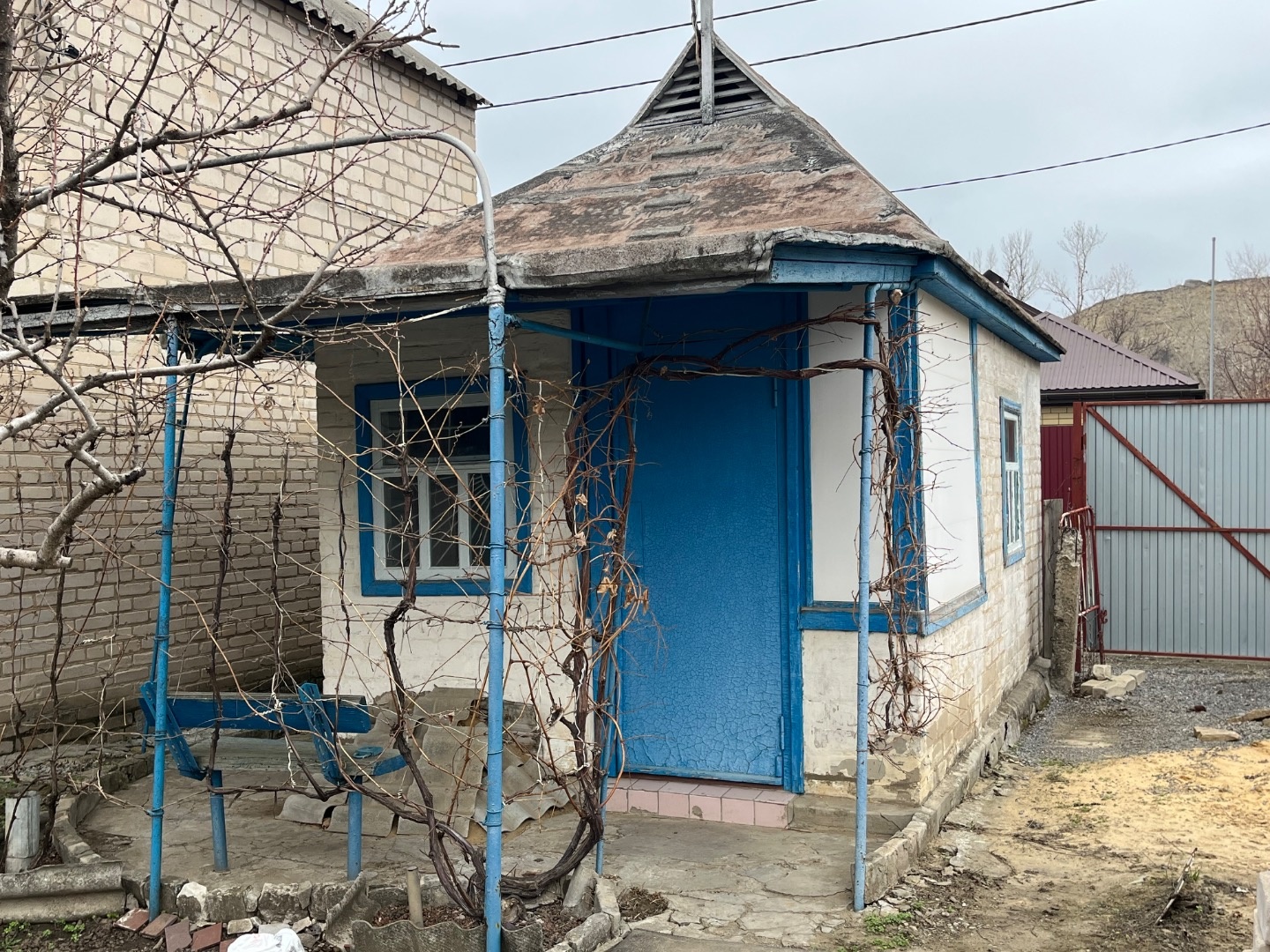 Продается дачный участок с домиком в черте города. Дачный участок ухоженный. На участке расположен домик, плодовые деревья. 