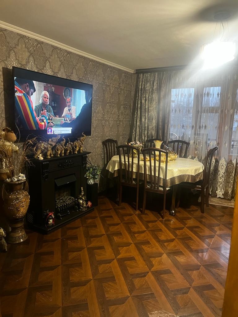 Продается трехкомнатная квартира в городе Белая Калитва по ул. Энтузиастов. Общая площадь 75.6 кв.м. Квартира в хорошем состоянии сделан ремонт. Комнаты раздельные. Частично остается мебель. Окна металлопластик. Балкон застекленный. Произведена замена всех коммуникаций. В шаговой доступности вся инф