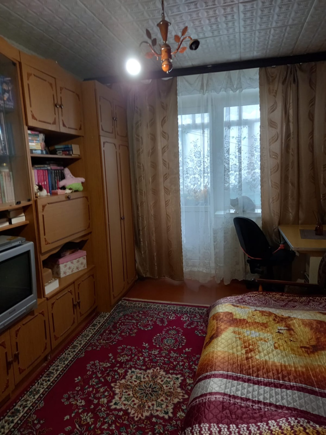 Продается двухкомнатная квартира в городе Белая Калитва по ул. Светлая д. 4 ,на первом этаже девятиэтажного кирпичного дома. Квартира в жилом состоянии. Окна металлопластик. Комнаты раздельные. Санузел раздельный. Документы готовы к продаже. Рядом школа, детский сад, магазин, аптека, банк.