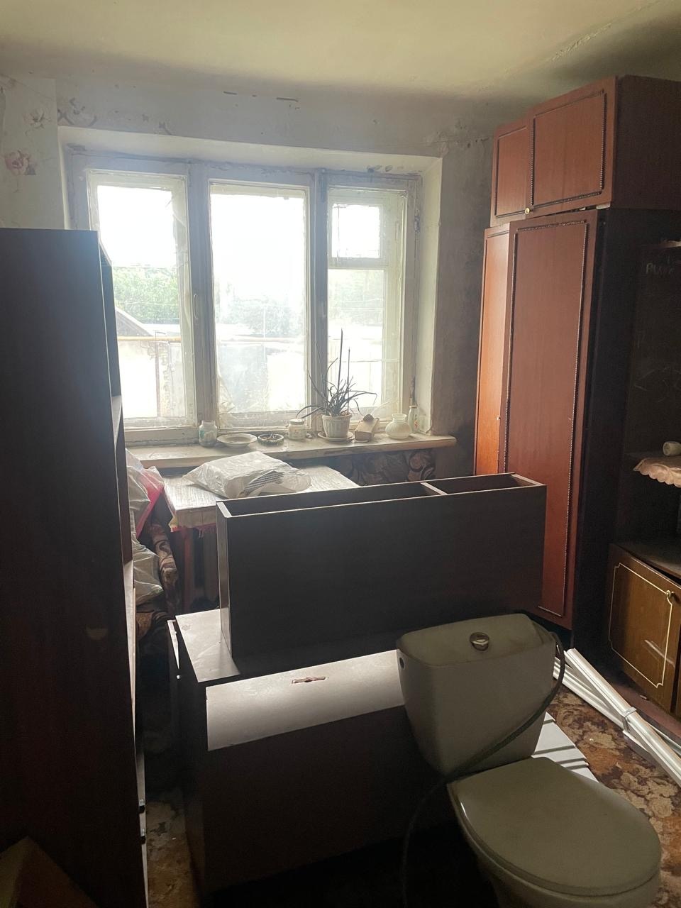 Продается двухкомнатная квартира в Белокалитвинском районе, посёлок Шолоховский. Общая площадь 41.6 кв.м. Квартира без ремонта. Комнаты свободной планировки. Санузел совмещенный. Рядом магазины, школа, детский сад. 