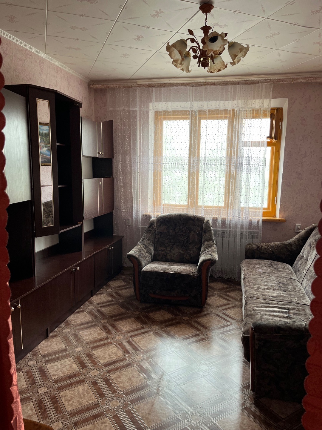 Продается квартира в городе Белая Калитва по ул. Машиностроителей д. 4/1. Квартира в хорошем состоянии. Комнаты раздельные. Пол линолеум, окна металлопластик. Санузел раздельный. Продается частично с мебелью. Квартира теплая. Документы готовы к продаже. Рядом магазины, школа, детский сад. 