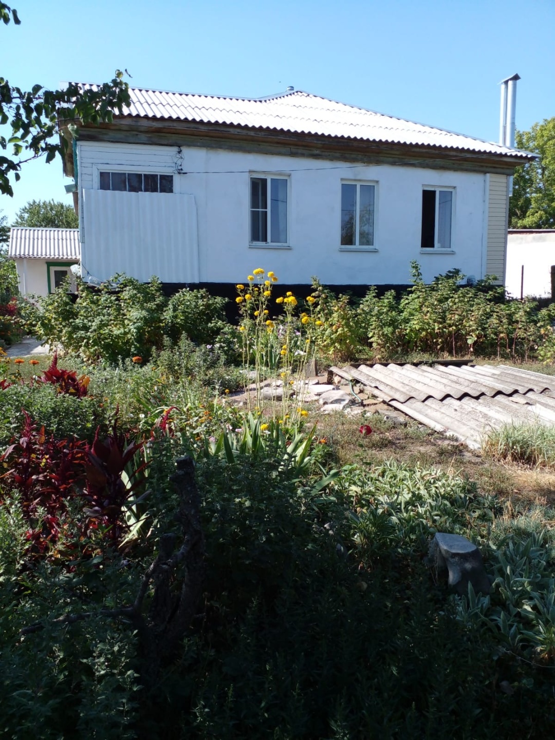 Продается дом в Белокалитвинском районе с. Литвиновка. Общая площадь 50 кв.м. Окна металлолпатсик . Дом в хорошем состоянии. В доме три комнаты. Дом со всеми удобствами. Газ в доме. Отопление котел. Дом теплый. Крыша новая, перекрыта в 2024 году. Произведена замена электрической проводки. Большой зе