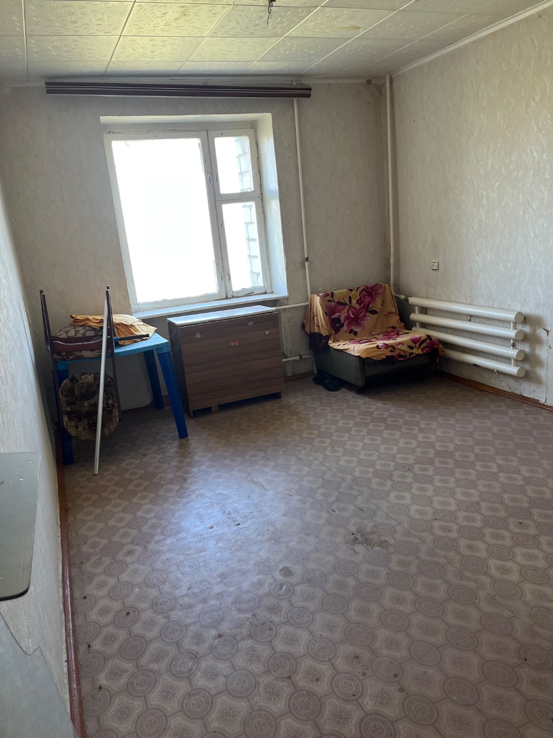 Продается комната в городе Белая Калитва по ул. Заводская. Общая площадь комнаты 18 кв.м. Пол линолеум, окно деревянное. Кухня общая  на восемь комнат. Санузел раздельный. В шаговой доступности училище, магазины, больница, Мфц.