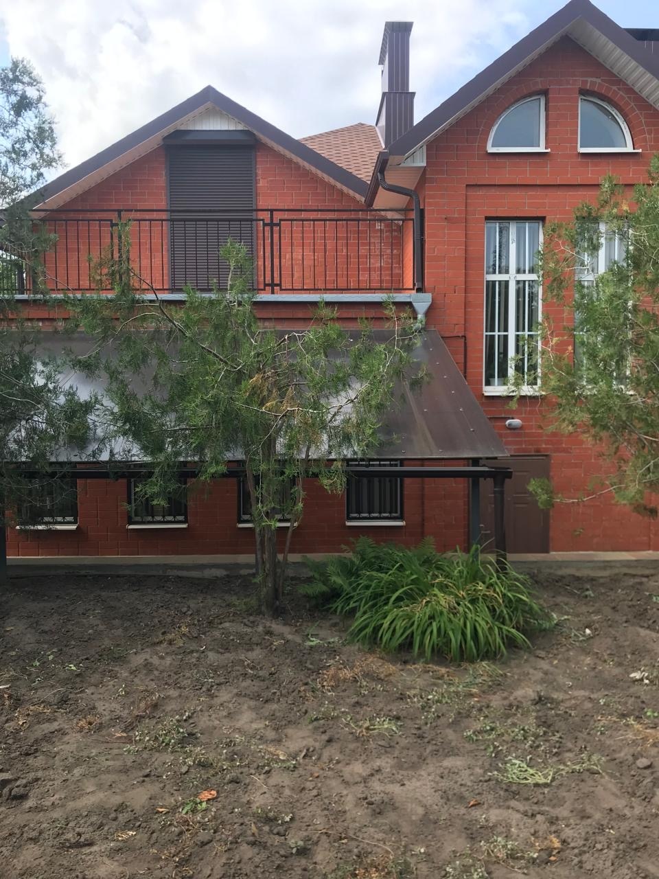 Продается теплый , уютный дом на Нижнем Поселке в городе Белая Калитва. Дом расположен в тихом, живописном месте. 
Общая площадь 322 кв.м. Забудьте о тесноте, здесь достаточно места для всей семьи. 
1 этаж большая гостиная 35.9 кв.м., кухня 22.4 кв.м., санузел, гардеробная. 
2 этаж 4 просторный комн